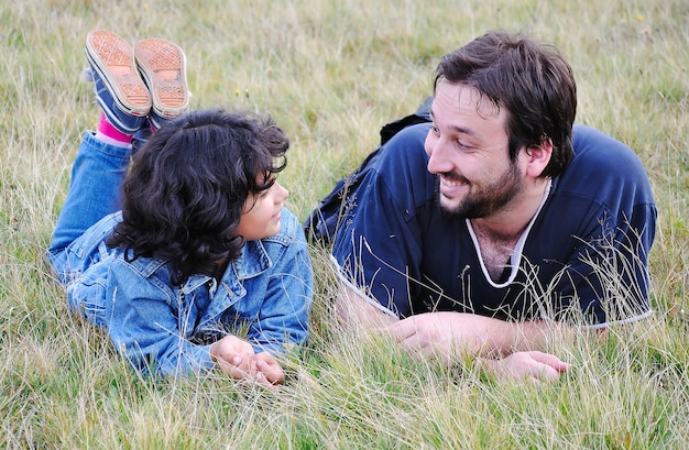 Joven padre y niña linda