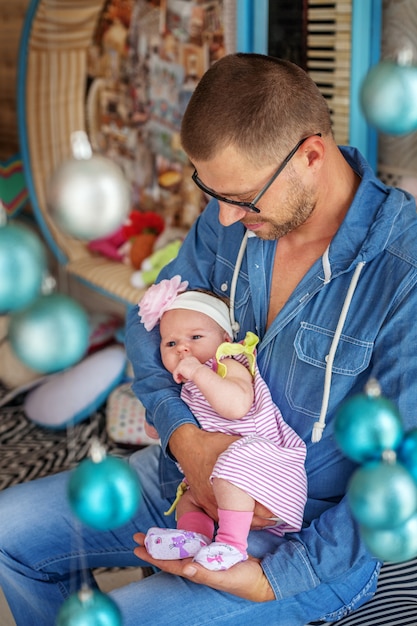 Un joven padre con un niño en sus brazos.