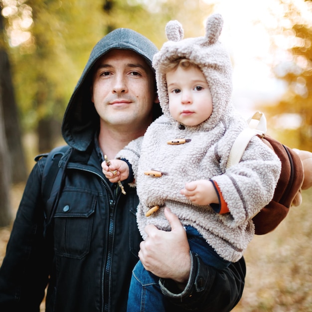 Joven padre con su pequeño hijo