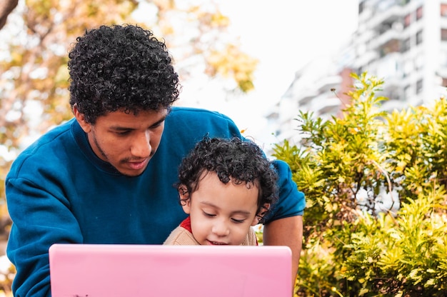 Joven padre en videollamada con su hijo