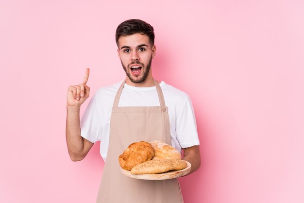 Joven panadero caucásico con una gran idea