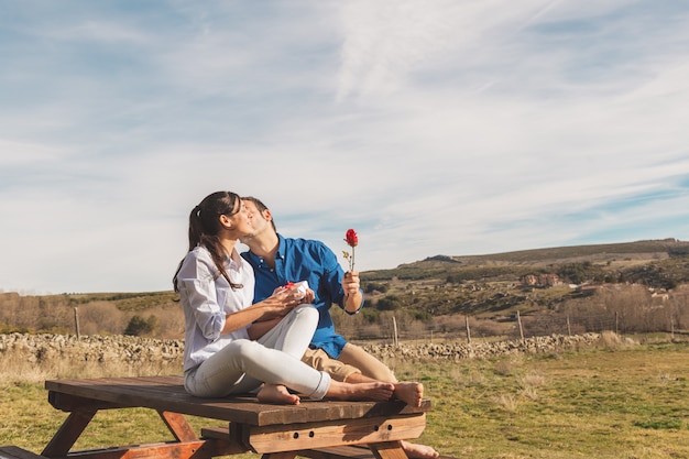 Joven pareja abrazándose y disfrutando de pasar tiempo juntos en el campo