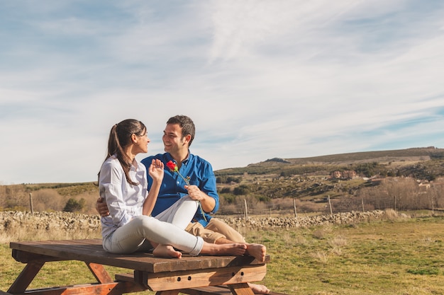 Joven pareja abrazándose y disfrutando de pasar tiempo juntos en el campo