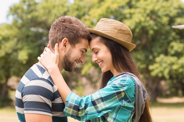 Joven pareja abrazándose en el parque