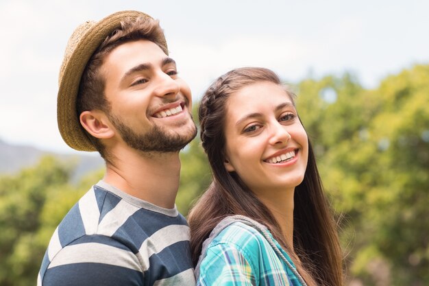 Joven pareja abrazándose en el parque