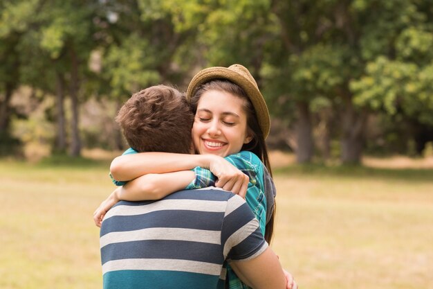 Joven pareja abrazándose en el parque