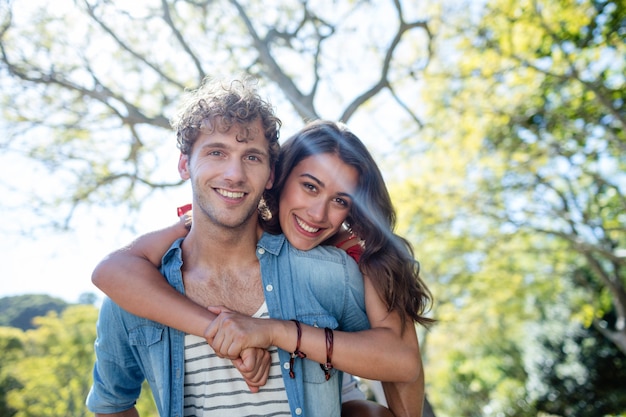 Foto joven pareja abrazándose