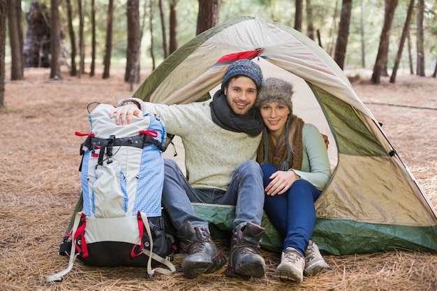 Joven pareja acampando en el desierto