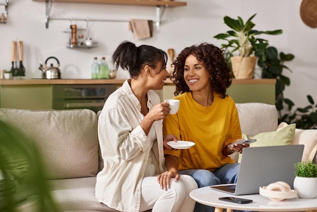 Una joven pareja afroamericana disfrutando del trabajo remoto en un apartamento moderno juntos