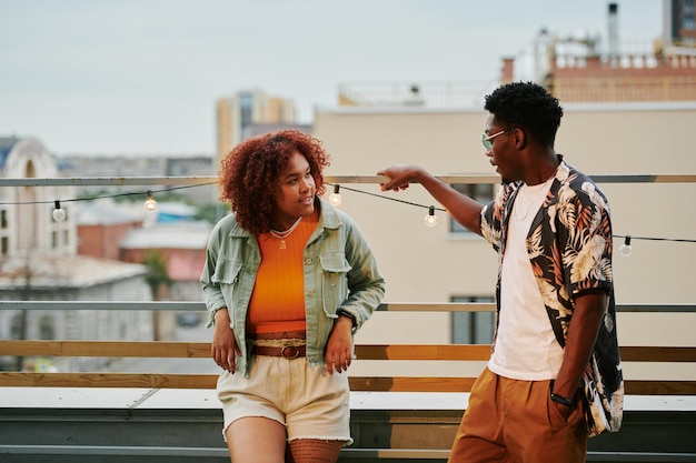 Joven pareja afroamericana en ropa informal con estilo charlando