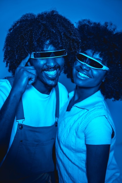 Joven pareja afroamericana sonriendo en gafas futuristas con cabello afro moderno concepto futuro ciencia entretenimiento tecnología digital