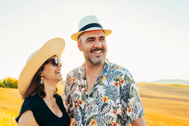 Joven pareja alegre disfrutando de las vacaciones de verano juntos en la Toscana Italia