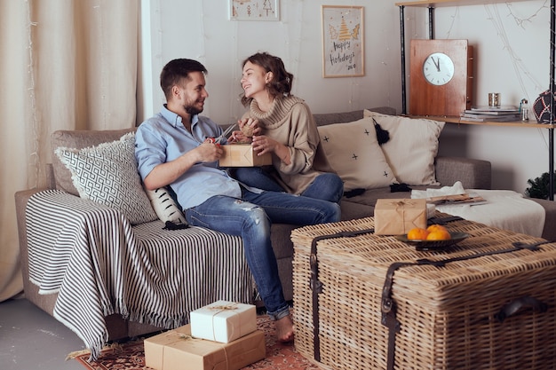 Foto joven pareja alegre enamorada de regalo para navidad.