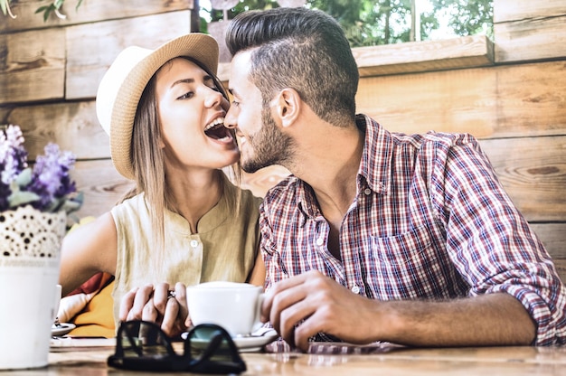 Joven pareja de amantes de la moda en los comienzos de la historia de amor