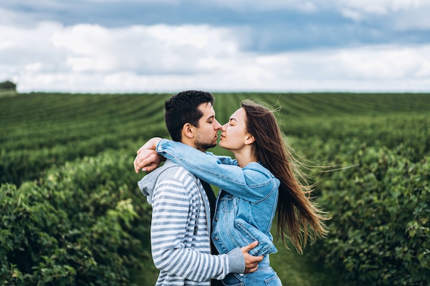 Joven pareja amorosa abrazando suavemente en el. Historia de amor