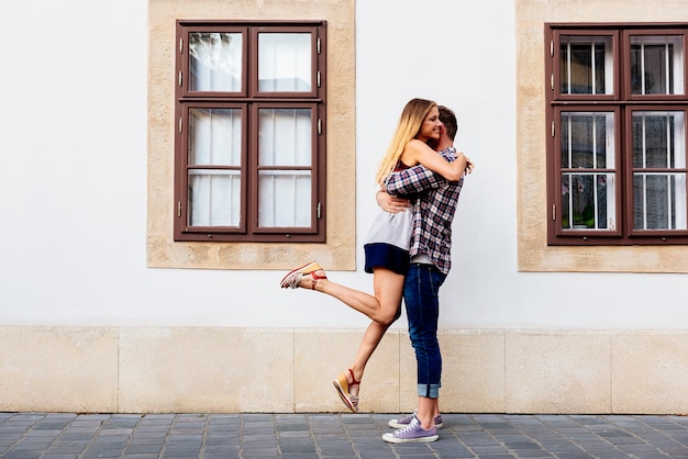 Joven pareja amorosa abrazándose en la calle. Concepto de amor joven.