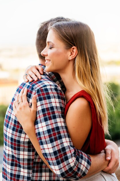 Foto joven pareja amorosa abrazándose en la calle. concepto de amor joven.