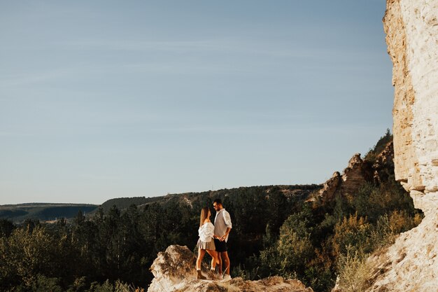 Una joven pareja amorosa descansa en las montañas