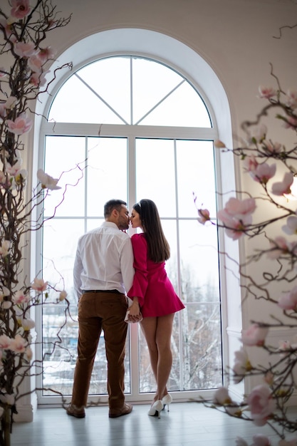 Foto joven pareja amorosa hombre y mujer juntos en una boda interior ligera