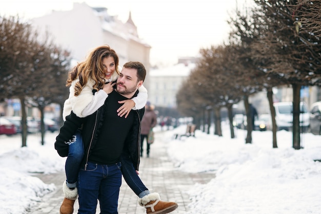 Joven pareja amorosa en invierno natural. Año Nuevo y Navidad.