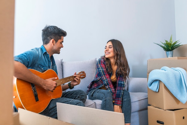 Joven pareja amorosa mudarse a una nueva casa. Concepto de hogar y familia.