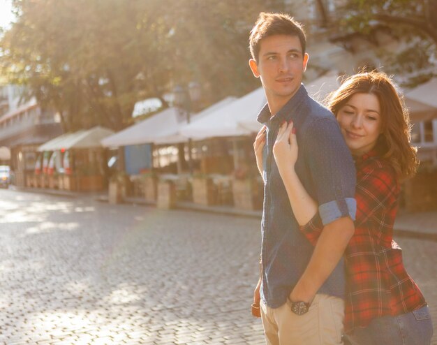 Joven pareja amorosa posando en la ciudad. concepto de amor