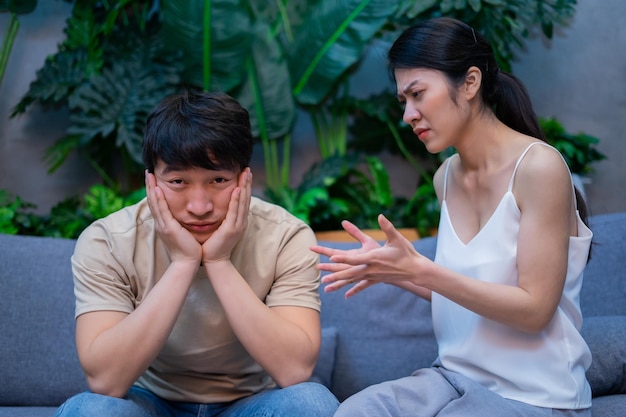 Joven pareja asiática discutiendo entre sí