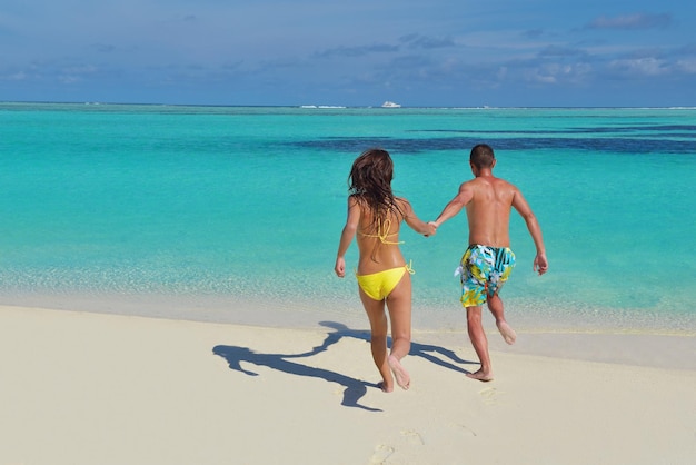 joven pareja asiática feliz disfrutando del verano y tienen en la hermosa playa de arena blanca