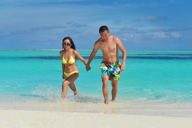 joven pareja asiática feliz disfrutando del verano y tienen en la hermosa playa de arena blanca
