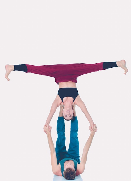 Foto joven pareja atlética practicando acroyoga. equilibrio en pareja.