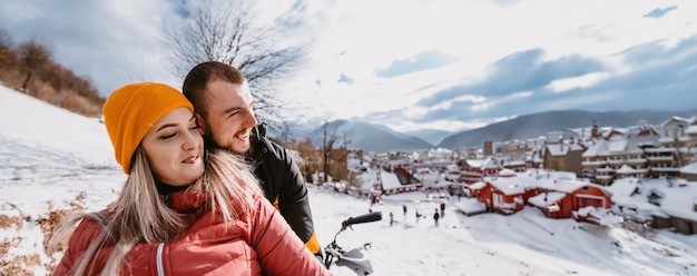 Una joven pareja aventurera abraza la alegría del amor y la emoción mientras montan un quad atv a través del