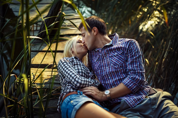 Una joven pareja beso en el parque al amanecer