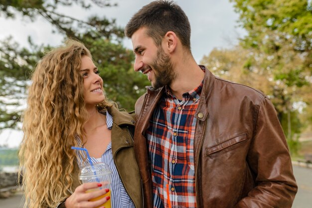 Joven pareja caminando en el parque de la ciudad