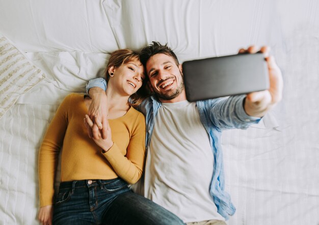 Joven pareja en casa