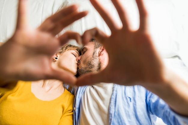 Joven pareja en casa