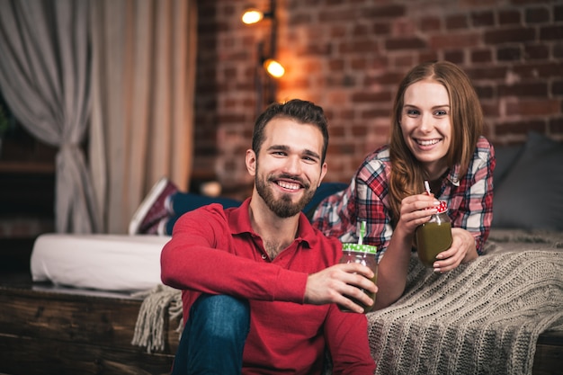 Joven pareja en casa