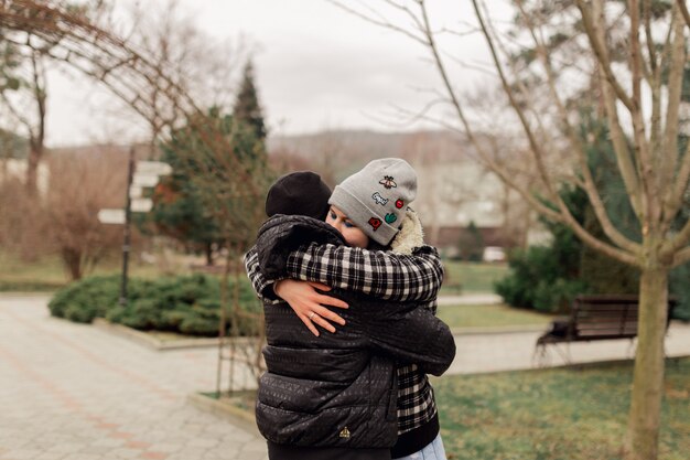 Joven pareja casada abrazando en el parque