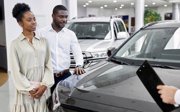 Joven pareja casada afroamericana vino a mirar el coche para una futura compra