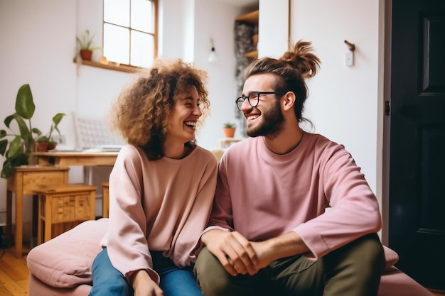 Joven pareja casada feliz en su nuevo hogar después de mudarse de casa Jóvenes alegres se regocijan con la compra de una nueva casa o apartamento Nuevos propietarios Hipoteca Alquiler de propiedades