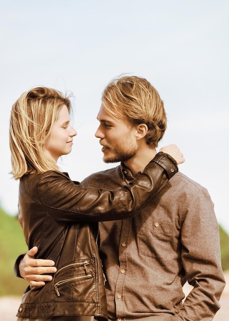 Joven pareja caucásica mirándose mientras salen. concepto romántico