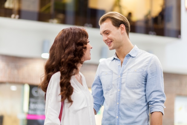 Joven pareja de compras y divertirse juntos