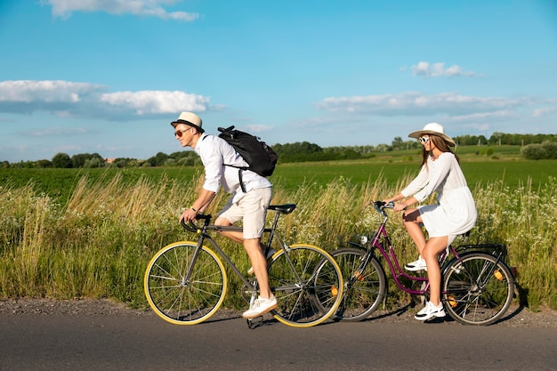 Joven pareja deportiva andando en bicicleta