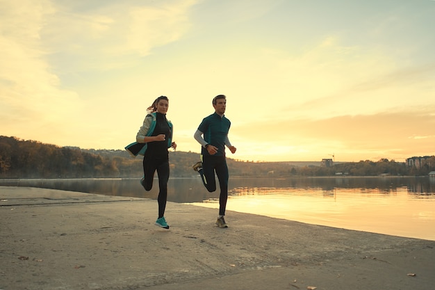 Joven pareja deportiva corriendo