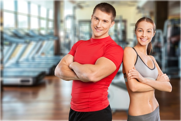 Joven pareja deportiva en gimnasio