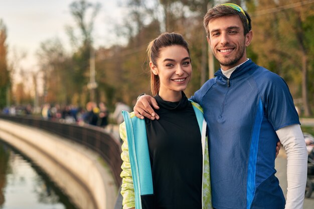 Joven pareja deportiva