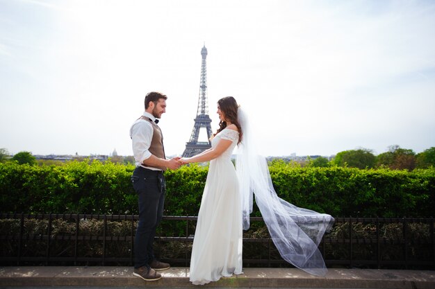 Joven pareja en el día de su boda en París