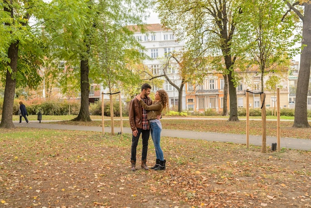 Joven pareja disfrutando el tiempo en el parque de la ciudad