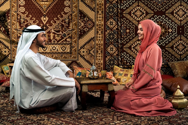 Una joven pareja de los Emiratos pasa el tiempo en un café.