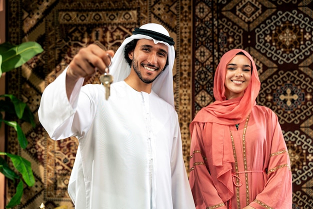 Foto una joven pareja de los emiratos pasa el tiempo en un café.