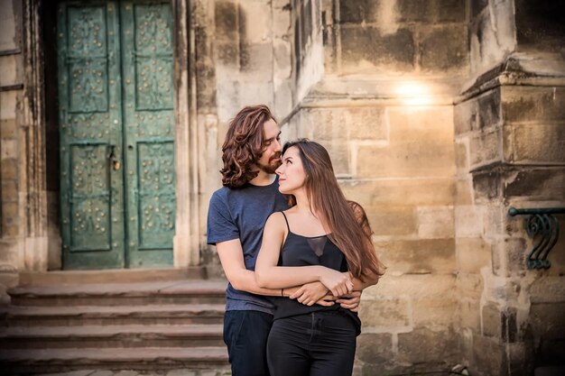 Joven pareja enamorada abrazándose cerca de la Catedral Dominicana. Lvov. Ucrania